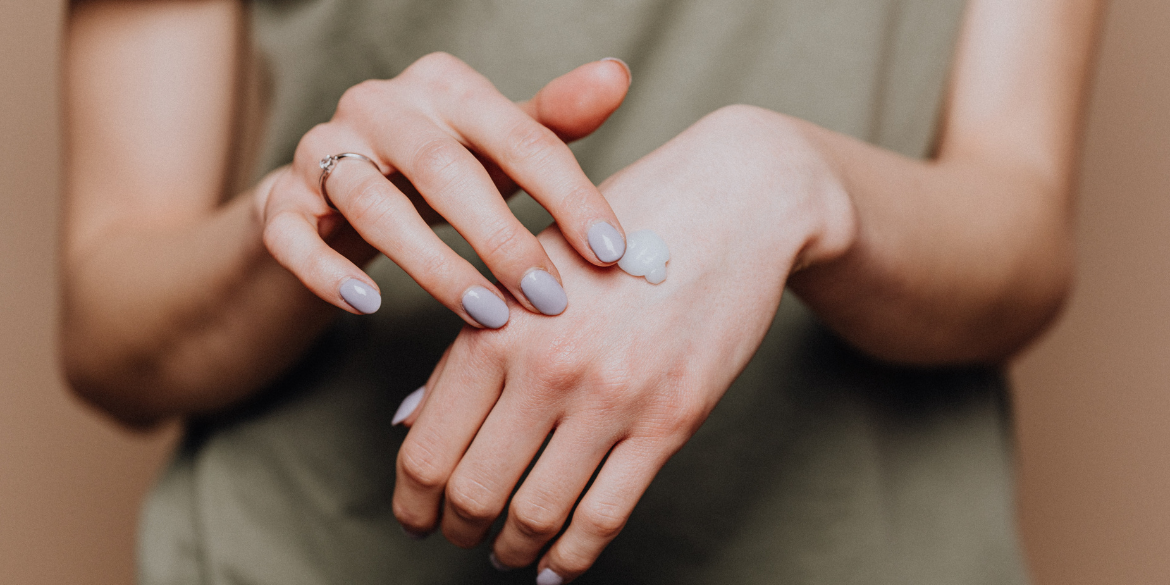 Sucha skóra na dłoniach – co zrobić, aby je nawilżyć?